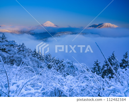 (Kanagawa Prefecture) Mt. Fuji seen from Hakone covered in snow and a sea of clouds 112482384