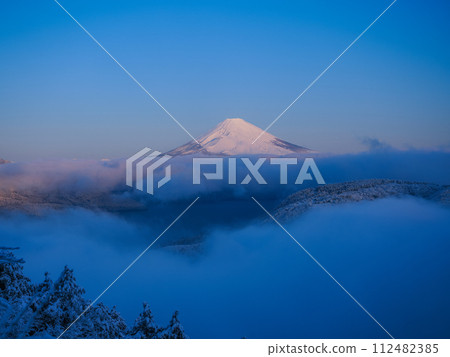 (Kanagawa Prefecture) Mt. Fuji seen from Hakone covered in snow and a sea of clouds 112482385
