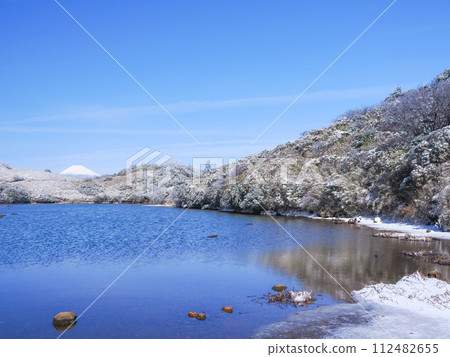 (Kanagawa Prefecture) Mt. Fuji seen from Higaike on the snow-covered Izu Skyline (Kanagawa Prefecture) Mt. Fuji seen from Higaike on the snow-covered Izu Skyline 112482655