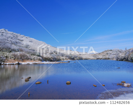 (Kanagawa Prefecture) Mt. Fuji seen from Higaike on the snow-covered Izu Skyline 112482656