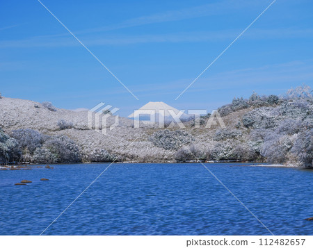 (Kanagawa Prefecture) Mt. Fuji seen from Higaike on the snow-covered Izu Skyline 112482657