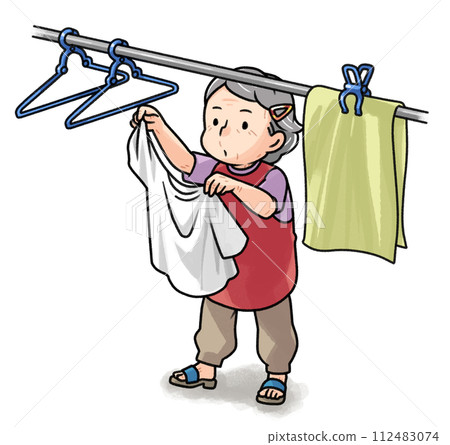 停留洗衣店的資深婦女 停留洗衣店的資深婦女 112483074