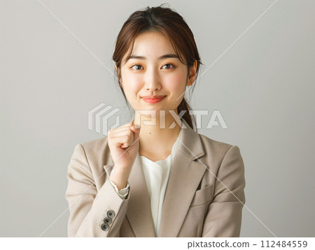 亞洲商人充滿信心和積極地揮舞拳頭 亞洲商人充滿信心和積極地揮舞拳頭 112484559