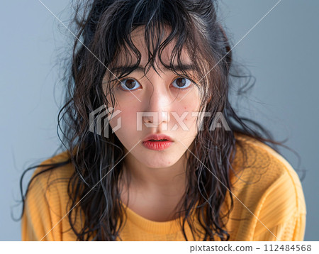 一位患有捲髮的亞洲女性的肖像 112484568