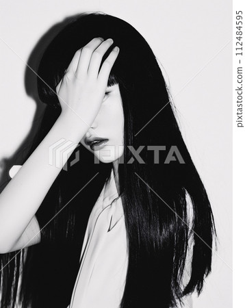 漂浮在單色世界中的亞洲女性的獨特肖像 112484595