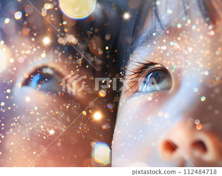 一個亞洲孩子的肖像，她的眼睛充滿了對未來的希望 112484718