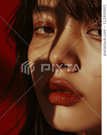 一位亞洲女性熱情紅色漸層的特寫 112484801