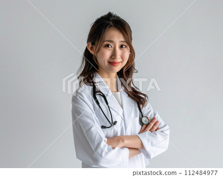 一位有著迷人微笑的專家形象的亞洲女性 一位有著迷人微笑的專家形象的亞洲女性 112484977