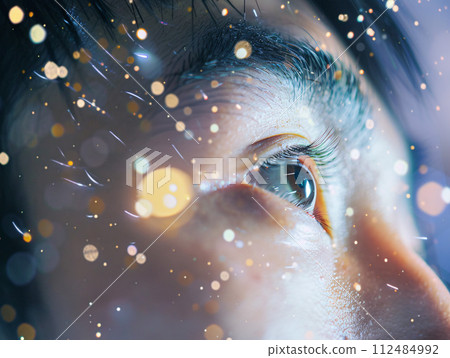 一個眼睛充滿光芒的亞洲男人的特寫 一個眼睛充滿光芒的亞洲男人的特寫 112484992