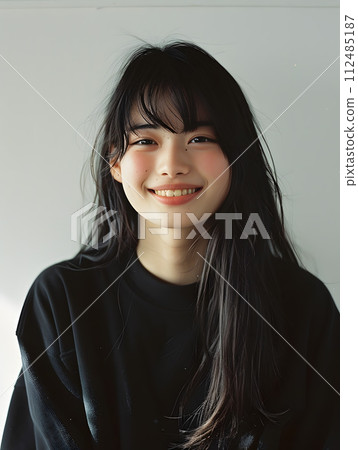 一位具有自然魅力的年輕日本女性的時尚肖像 112485187