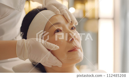 老練的亞洲高級女性在美容水療中心放鬆 112485208