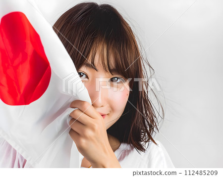 日本人舉著國旗歡呼的肖像 112485209