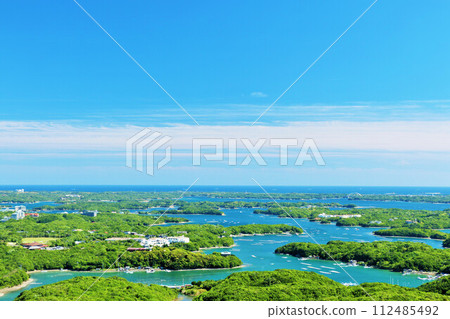 Mie Prefecture, Ago Bay with blue skies and sea 112485492