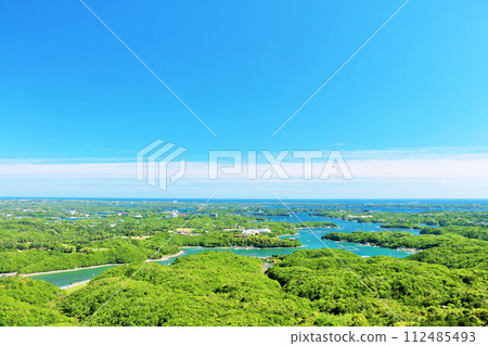 Mie Prefecture, Ago Bay with blue skies and sea 112485493