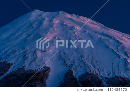 從西臼塚停車場看到黎明時分的白雪皚皚的富士山 從西臼塚停車場看到黎明時分的白雪皚皚的富士山 112485570