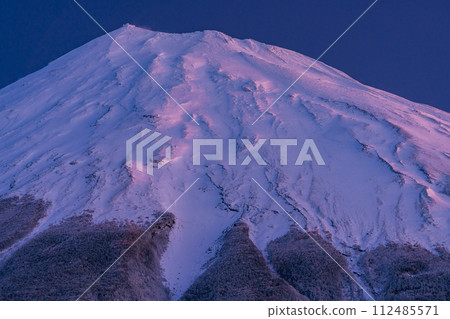 從西臼塚停車場出發,沐浴在清晨陽光下的富士山 從西臼塚停車場出發,沐浴在清晨陽光下的富士山 112485571