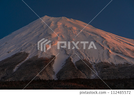 從西臼塚停車場沐浴著清晨陽光的新落下的富士山 從西臼塚停車場沐浴著清晨陽光的新落下的富士山 112485572