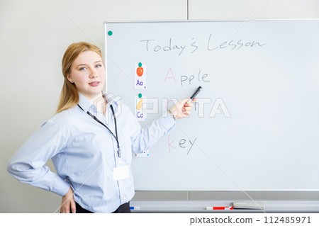 教授英語的外籍講師 教授英語的外籍講師 112485971