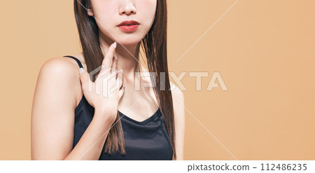 女性美容/護膚形象：肩膀、胸部 112486235