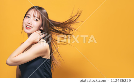 頭髮隨風飄揚的女人的護髮、化妝品和皮膚護理形象 頭髮隨風飄揚的女人的護髮、化妝品和皮膚護理形象 112486239