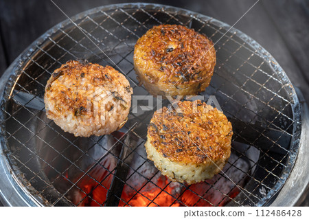 戶外燒烤的飯糰 戶外燒烤的飯糰 112486428