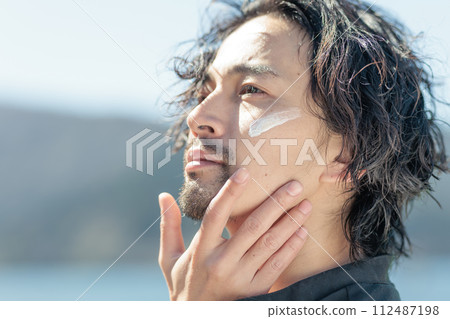 Beauty for men in their 30s 112487198