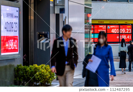 Tokyo cityscape in Japan Nikkei average stock price exceeds 40,000 yen... Stock price board in the city (closing price) = 4th, Nihonbashi Kabutocho Tokyo cityscape in Japan Nikkei average stock price exceeds 40,000 yen... Stock price board in the city (closing price) = 4th, Nihonbashi Kabutocho 112487295