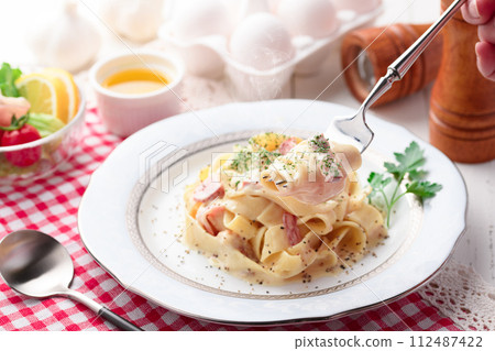fettuccine carbonara spaghetti 112487422