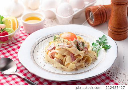 寬麵條培根蛋麵義大利麵 寬麵條培根蛋麵義大利麵 112487427