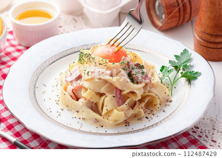 fettuccine carbonara spaghetti fettuccine carbonara spaghetti 112487429