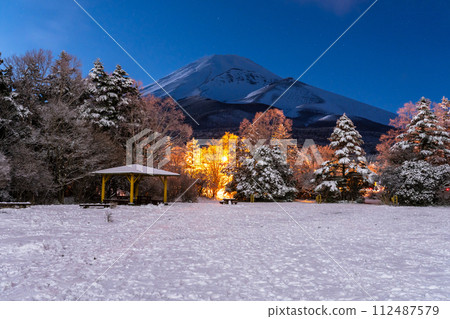 [Shizuoka Prefecture] Mt. Fuji in the snow and Mizugatsuka Park in the twilight 112487579