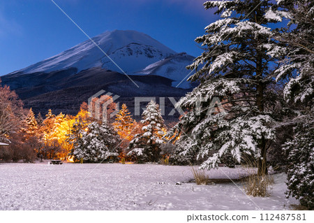 [Shizuoka Prefecture] Mt. Fuji in the snow and Mizugatsuka Park in the twilight 112487581