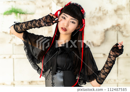 woman wearing gothic loli clothes 112487585