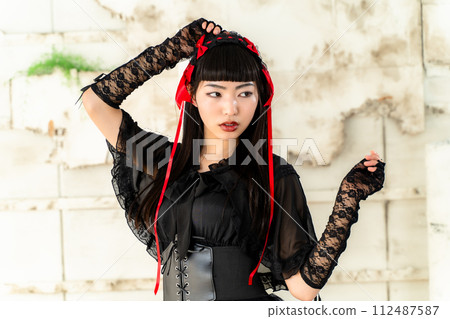 woman wearing gothic loli clothes 112487587