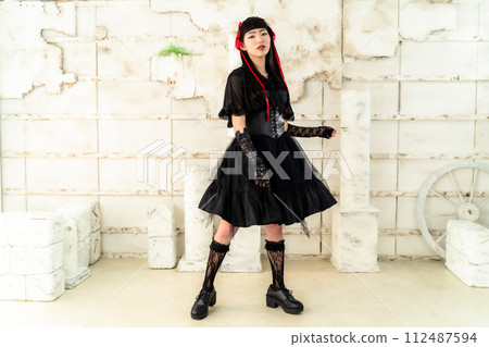 woman wearing gothic loli clothes 112487594
