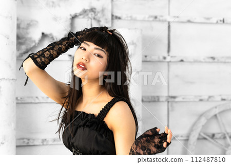 穿著哥德蘿莉衣服的女人 112487810