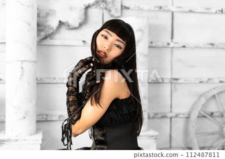 穿著哥德蘿莉衣服的女人 112487811
