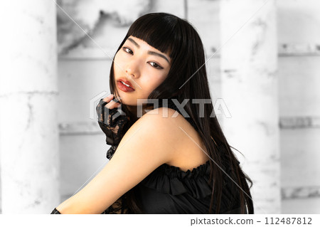 穿著哥德蘿莉衣服的女人 112487812