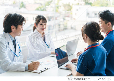 男性和女性醫生、醫生、護士、醫務工作者和技術人員在醫療辦公室舉行會議、會議或會議 男性和女性醫生、醫生、護士、醫務工作者和技術人員在醫療辦公室舉行會議、會議或會議 112488049