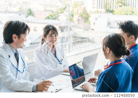 男性和女性醫生、醫生、護士、醫務工作者和技術人員在醫療辦公室舉行會議、會議或會議 男性和女性醫生、醫生、護士、醫務工作者和技術人員在醫療辦公室舉行會議、會議或會議 112488050