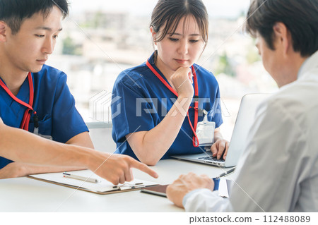 男性和女性護士、技術人員、職業治療師、物理治療師和醫生在醫療辦公室舉行會議、會議和會議 男性和女性護士、技術人員、職業治療師、物理治療師和醫生在醫療辦公室舉行會議、會議和會議 112488089