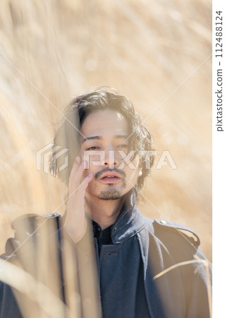 一名30多歲的男子站在蒲葦前 112488124