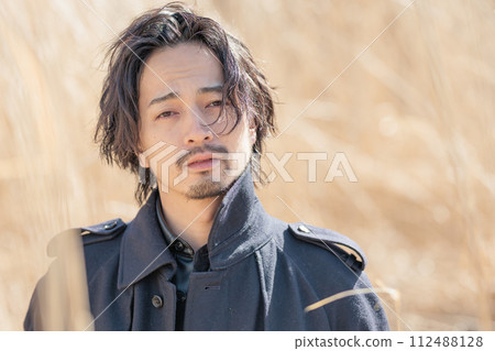 一名30多歲的男子站在蒲葦前 112488128