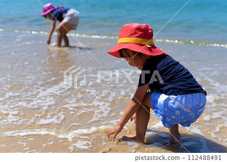 Children playing in the sea 112488491