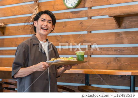 男士在咖啡館、學校食堂、公司食堂、餐廳、餐廳用餐（自助/送餐） 112488539