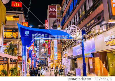 日本橫濱城市景觀三月。橫濱車站前西口第五大道景觀 112488729