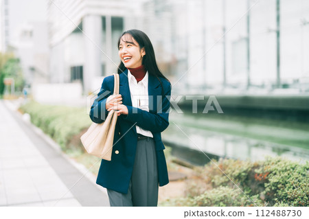 時尚的女商人 112488730