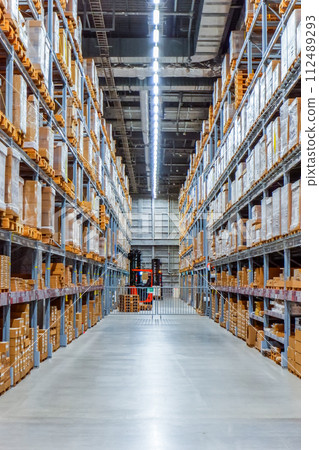 巨大貨架上的庫存產品 112489293