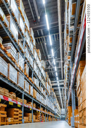 巨大貨架上的庫存產品 112489300