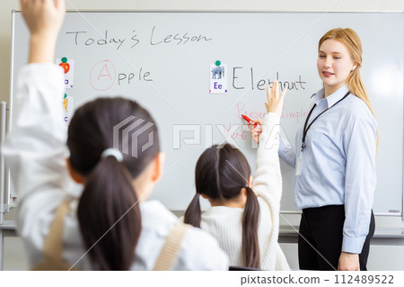 English conversation instructor and elementary school students English conversation instructor and elementary school students 112489522